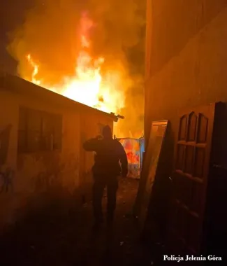 Policjanci ratowali ludzi i zwierzęta podczas pożarów