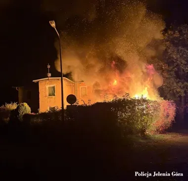 Dwa pożary w Jeleniej Górze. Policjanci wynieśli siedem butli gazowych